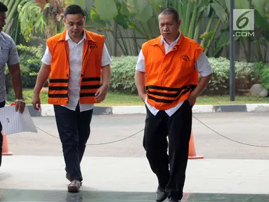 Dua tersangka Eka Kamaludin (kiri) dan Kabag ULP Purbalingga Hadi Iswanto (kanan) tiba untuk menjalani pemeriksaan oleh penyidik di gedung KPK, Jakarta, Kamis (12/7). (Merdeka.com/Dwi Narwoko)