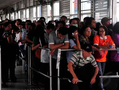 Penumpang bus Transjakarta terlihat mengantre di terminal transit Harmoni, Jakarta, Senin (10/11/2014). (Liputan6.com/Johan Tallo)