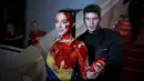Disiram dengan darah palsu, perempuan itu tampak tidak terpengaruh saat diseret keluar dari karpet merah. (AP Photo/Daniel Cole)