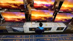 Seorang pria melihat televisi selama perayaan Black Friday di toko Best Buy di Overland Park, Kansas, AS (22/11). Black Friday merupakan pesta diskon besar-besaran yang digelar menjelang Hari Natal. (AP Photo/Charlie Riedel)