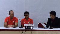 Pelatih Persija, Paulo Camargo, mengajak pemain mudanya, Ambrizal Umanailo, dalam sesi konferensi pers jelang duel melawan Persija (28/4/2016). (Bola.com/Aning Jati)