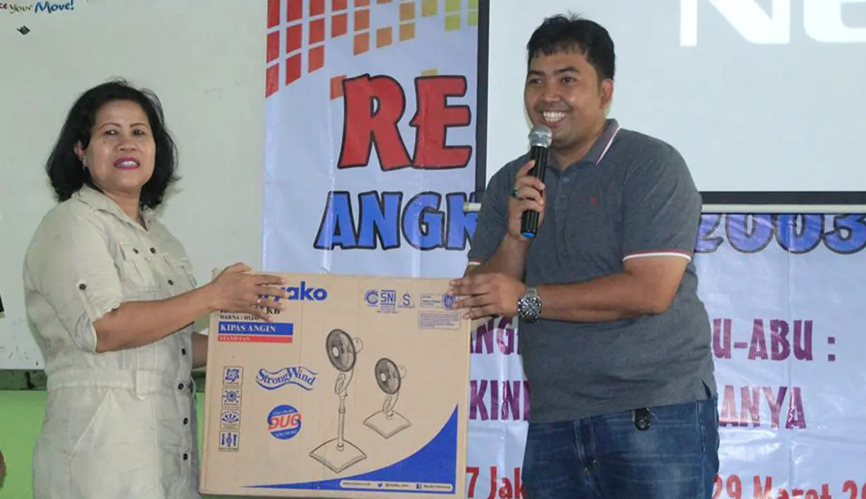 Alumni SMAN 57 angkatan 2003 mengadakan reuni dengan tema "Dulu, Kini dan Selamanya" di gedung SMAN 57 Jakarta, Minggu (29/3/2015). Dalam acara tersebut para alumni memberikan bantuan kepada pihak sekolah. (Dok.Pribadi)