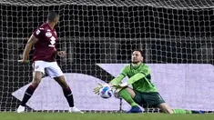 Pemain Torino Etrit Berisha meraih bola saat melawan AC Milan pada pertandingan sepak bola Serie A di Olimpico Grande Torino Stadium, Turin, Italia, 10 April 2022. Pertandingan berakhir tanpa gol. (Fabio Ferrari/LaPresse via AP)