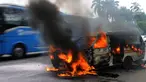 Satu unit angkutan kota (angkot) C062 jurusan Ciledug-Cipete terbakar di kawasan Kebun Nanas, Tangerang, Kamis (17/5). Kebakaran diduga terjadi akibat hubungan arus pendek kabel aki dan tidak ada korban jiwa dalam peristiwa itu. (Merdeka.com/Arie Basuki)