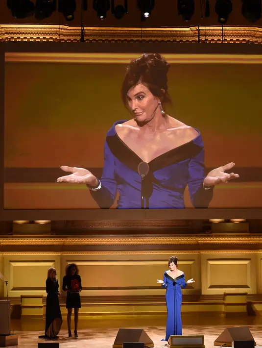 Caitlyn – yang sebelum transisinya dikenal sebagai Bruce – berbicara tentang transisinya saat berpidato, ia pun sangat emosional. Ia berterima kasih kepada keluarganya atas dukungan mereka. (AFP/Bintang.com)