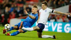 Pemain timnas Italia, Ciro Immobile berebut bola dengan pemain timnas Inggris, John Stones dalam laga persahabatan di Stadion Wembley, London, Rabu (28/3).  Inggris gagal meraih kemenangan setelah ditahan Italia 1-1. (AP Photo/Alastair Grant)