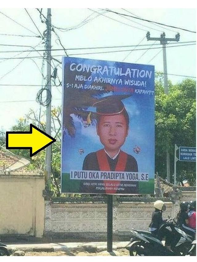 Spanduk Lucu Ucapan Wisuda Ini Nyeleneh dan Kreatif Abis