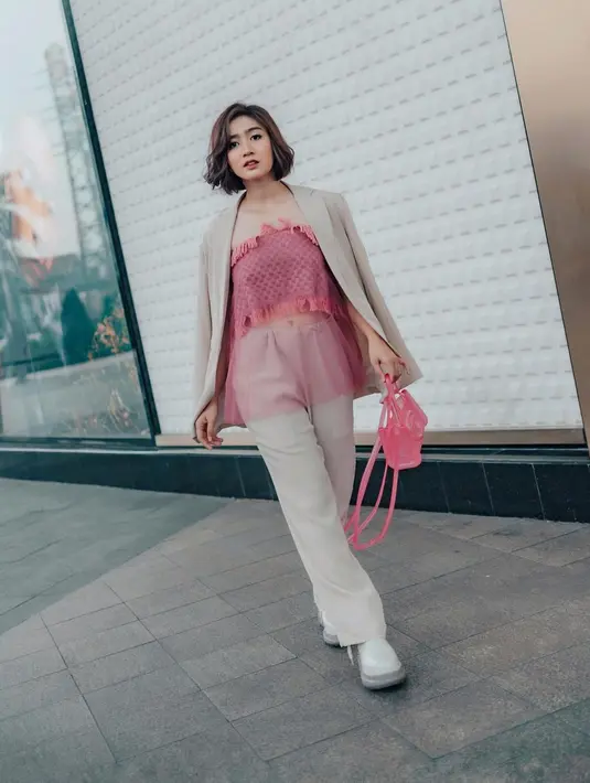 Cantiknya Febby Rastanty pakai strapless top berwarna pink dengan padu padan blazer dan celana Panjang beige. [Foto: Instagram/febbyrastanty]
