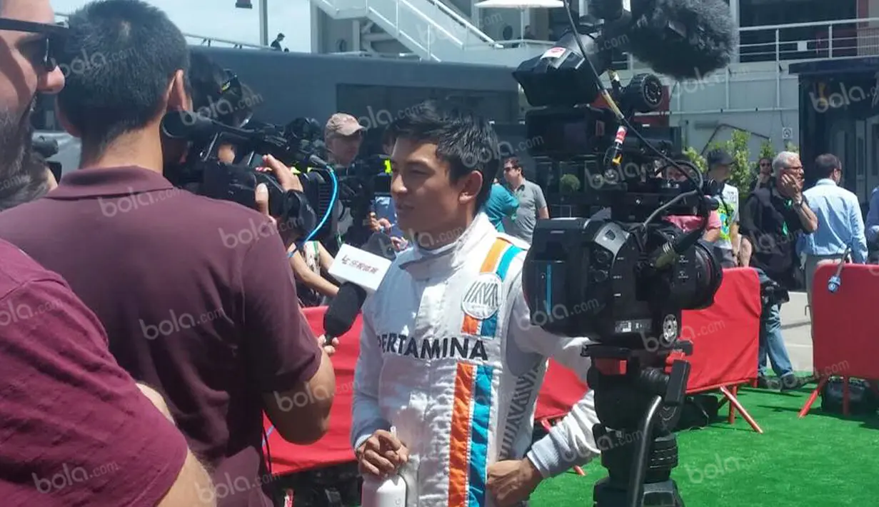 Pebalap Manor Racing asal Indonesia, Rio Haryanto, diwawancarai beberapa media seusai kualifikasi F1 GP Spanyol di Sirkuit Catalunya, Spanyol, Sabtu (14/5/2016). (Bola.com/Reza Khomaini)