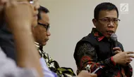 Anggota Komisi III Fraksi PDIP DPR Masinton Pasaribu), dan Ketua Komisi V Fraksi Partai Gerindra Farry Djemi Francis saat Diskusi Forum Legislasi di Jakarta, Selasa (21/8). (Liputan6.com/JohanTallo)