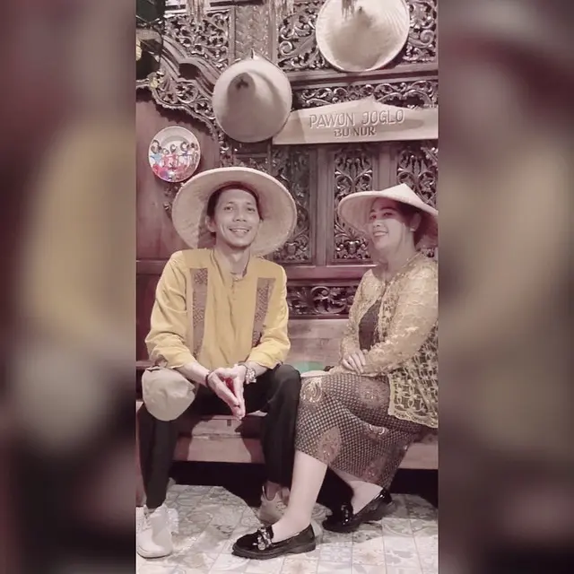 Rayakan Ulang Tahun Istri, Ini 7 Potret Liburan Norman Kamaru di Jogja