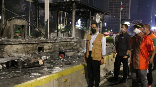 Gubernur DKI Jakarta Anies Baswedan meninjau lokasi sejumlah Halte Transjakarta yang dirusak oleh pendemo UU Cipta Karya. (Dok: Humas Pemprov DKI Jakarta)