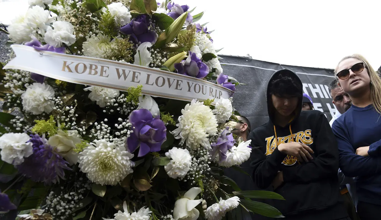 Karangan bunga didirikan di luar Staples Center untuk mengenang Kobe Bryant di Los Angeles Lakers (26/1/2020). Putri Bryant yang berusia 13 tahun, Gianna Bryant juga ikut meninggal dunia dalam insiden tersebut. (AP Photo/Chris Pizzello)