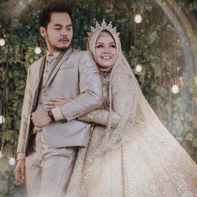 Sudah Move On, Ini 6 Potret Aher Kekasih Baru Elly Sugigi