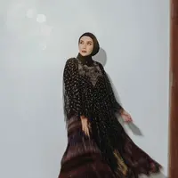 Tampil elegan di momen Idul Fitri dengan kaftan nuansa hitam dan emas seperti yang dikenakan Zaskia Sungkar ini. Untuk hijab, kamu bisa kenakan warna senada dengan model ikat. (Instagram/zaskiasungkar15).