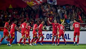 Selebrasi para pemain Timnas Vietnam setelah mengalahkan Timnas Malaysia pada laga terakhir Kualifikasi Piala Asia 2027 di Thien Truong Stadium, Ninh Bình, Selasa (31/3/2026) malam. (AFP/Nhac Nguyen)