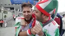 Fans Iran menangis saat merayakan kemenangan atas Maroko pada laga Piala Dunia di Saint Petersburg, Rusia, Jumat, (15/6/2018). Iran Menang 1-0 atas Maroko. (AP/Dmitri Lovetsky)