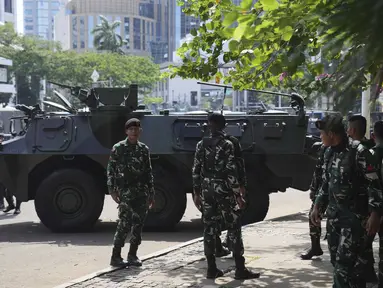 Personel Tentara Nasional Indonesia (TNI) berdiri di dekat kendaraan lapis baja yang diparkir di dekat Monumen Nasional, Jakarta, Selasa 2 September 2025. (AP Photo/Dita Alangkara)