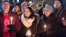 Sejumlah orang menghadiri aksi dukungan pada komunitas muslim di Grand Parade di Halifax, Senin (30/1). Dukungan itu setelah aksi penembakan di sebuah masjid di Kota Quebec, Kanada yang menewaskan 6 orang. (Andrew Vaughan/The Canadian Press via AP)