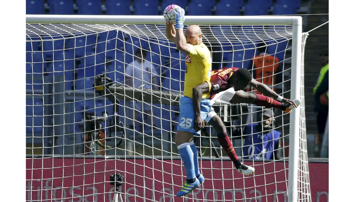 Kiper SSC Napoli,  Pepe Reina  mengamankan bola dari kejaran pemain AS Roma, Antonio Rudiger pada lanjutan Serie A Italia, (25/4/2016). (REUTERS/Max Rossi)
