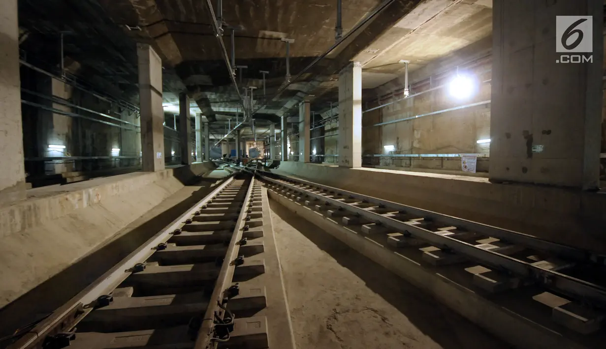 Suasana lorong perlintasan kereta MRT di Stasiun Bundaran HI, Jakarta, Senin (25/6). Untuk diketahui proyek MRT Jakarta fase I adalah dari Stasiun Lebak Bulus hingga Bundaran HI. (Liputan6.com/Helmi Fithriansyah)