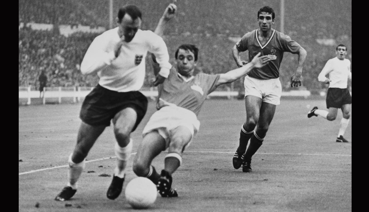 Legenda timnas Inggris, Jimmy Greaves (kiri) berada pada urutan keempat top scorer Inggris, Jimmy Greaves telah mengoleksi 44 gol selama berkostum timnas. Gol pertama Jimmy Greaves terjadi pada 17 May 1959 dan menutupnya pada 24 May 1967.  (AFP/STRINGER)