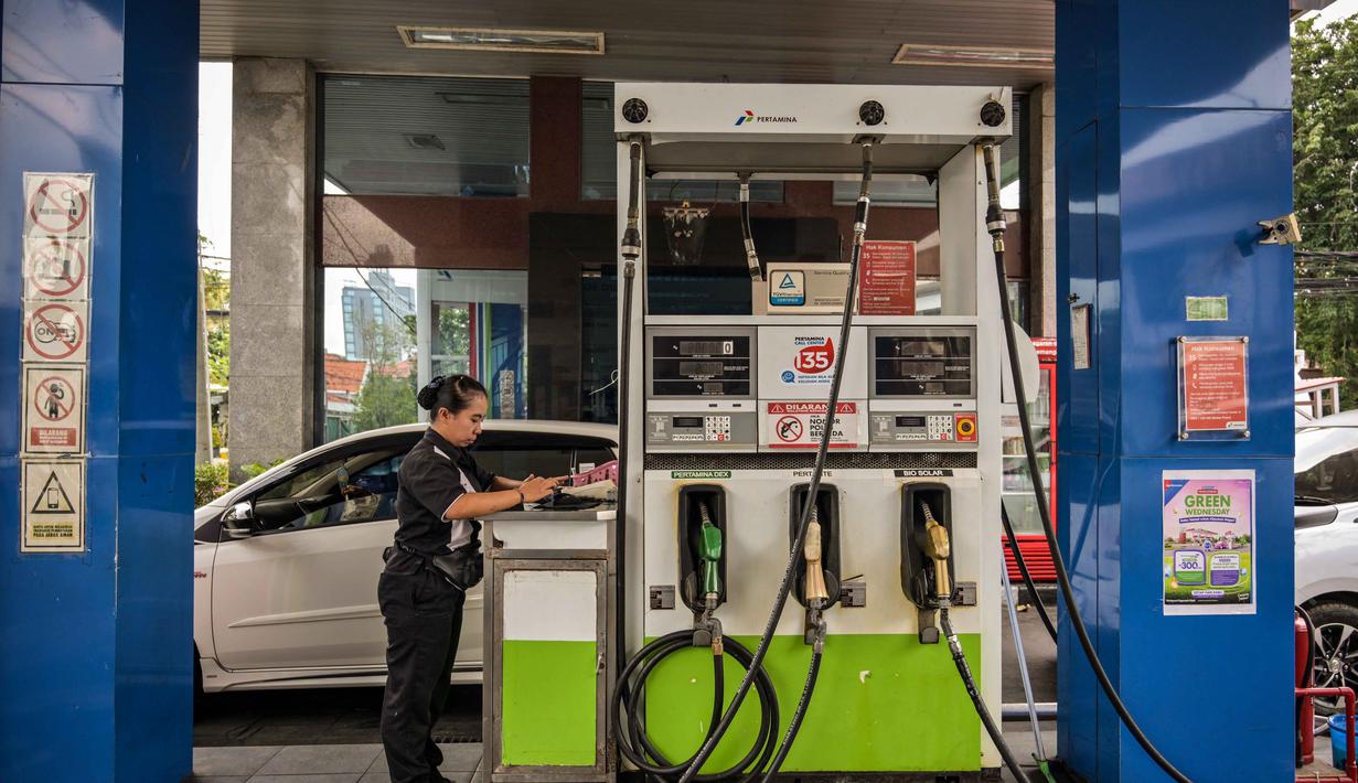 Saat ini , harga minyak dunia hari ini melonjak tajam ke level tertinggi sejak awal invasi Rusia ke Ukraina pada 2022 dan mencatat kenaikan mingguan terbesar setidaknya sejak 1985. Tampak dalam foto, seorang karyawan mengisi bensin di sebuah Stasiun Pengisian Bahan Bakar Umum (SPBU) di Surabaya, Jawa Timur, pada Senin 9 Maret 2026. (JUNI KRISWANTO/AFP)