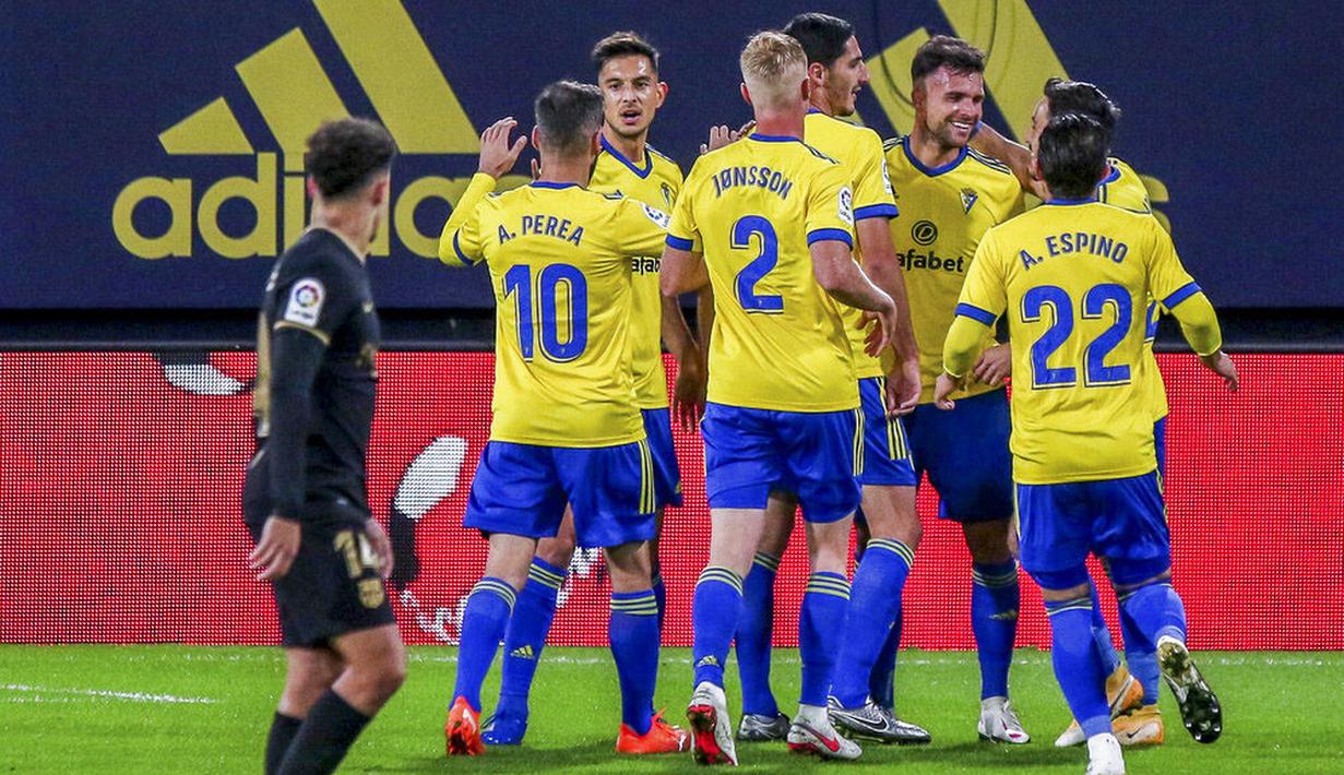 Para pemain Cadiz merayakan gol yang dicetak ke gawang Barcelona pada laga Liga Spanyol di Stadion Ramon Carranza, Minggu (6/12/2020). Barcelona takluk dengan skor 1-2. (AP/Alvaro Rivero)