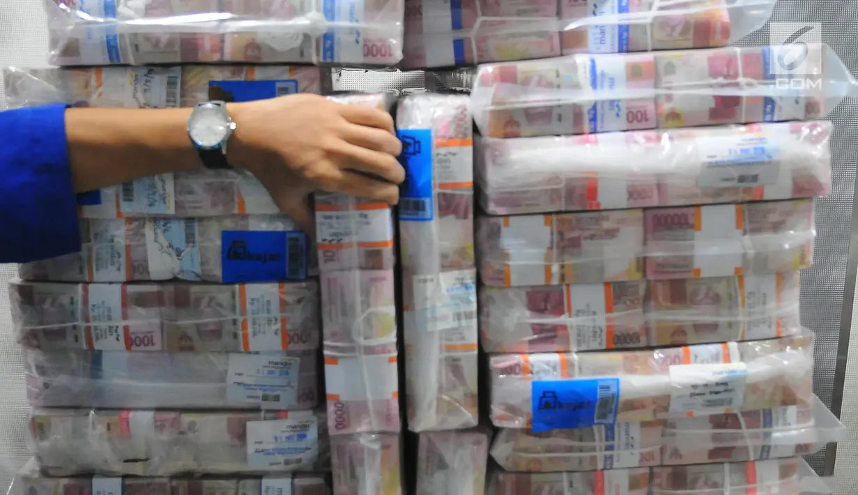 Karyawan memeriksa pasokan uang di Cash Pooling Bank Mandiri, Jakarta, Kamis (9/5/2019). Kebutuhan uang tunai saat Ramadan dan jelang Idul Fitri 2019 naik 29 persen dari rata-rata harian pada kondisi normal. (Liputan6.com/Angga Yuniar)