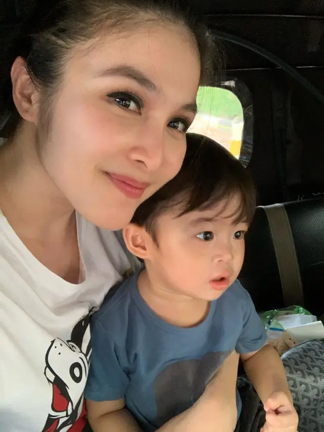 7 Potret Sederhana Raphael Moeis dan Sandra Dewi Naik Bajaj