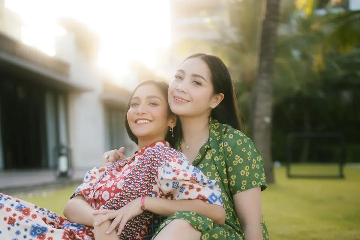 Gaya Kompak Nagita Slavina dan Caca Tengker yang Disebut Sebagai Siblings Goals