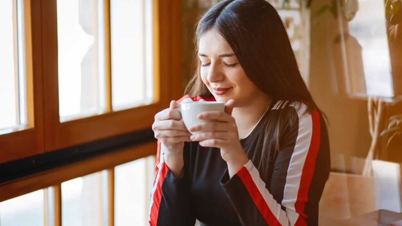 Seorang perempuan sedang me time di sebuah cafe (Foto Dok: Freepik/prostooleh)