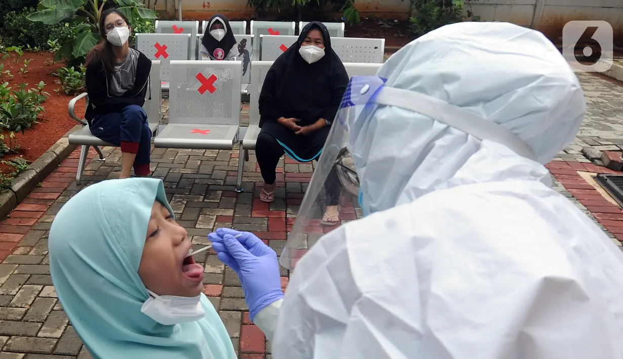 Ekspresi seorang anak saat menjalani swab test massal di Puskesmas Ciganjur, Jakarta Selatan, Kamis (7/1/2020). Swab test gratis yang diadakan oleh Sudinkes Jakarta Selatan tersebut dilakukan terhadap puluhan warga. (merdeka.com/Arie Basuki)