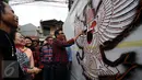 Presiden ke-5 RI Megawati Soekarnoputri menyaksikan Cawagub DKI Djarot Saiful Hidayat mewarnai mural bergambar Garuda Pancasila di dinding TPS tempatnya, di TPS 027 Kebagusan, Jakarta Selatan, Rabu (15/2). (Liputan6.com/Helmi Fithriansyah)