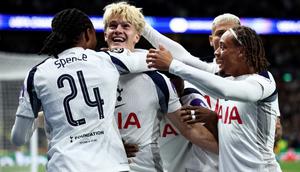 Gelandang Tottenham Hotspur asal Swedia #15, Lucas Bergvall (2L), merayakan gol pertama timnya dalam pertandingan babak penyisihan Liga Champions UEFA antara Tottenham Hotspur dan Villarreal di Stadion Tottenham Hotspur, London, Rabu (17-9-2025) dini hari WIB. (HENRY NICHOLLS/AFP)