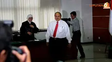 Dengan tetap mengembangkan senyum Izederick Emir Moeis beranjak dari ruang sidang di Pengadilan Tipikor Jakarta (Liputan6.com/Helmi Fithriansyah)