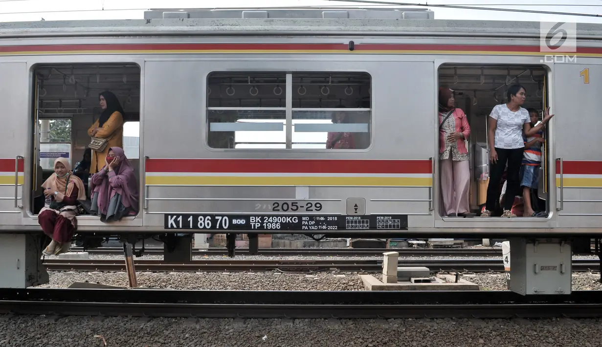 Penumpang KRL Commuter Line menunggu dalam gerbong saat kereta berhenti beroperasi di kawasan Jatinegara, Jakarta, Minggu (4/8/2019). Listrik padam yang melanda Jakarta dan  sekitarnya mengakibatkan penumpang KRL Commuter Line telantar lantaran kereta berhenti beroperasi. (merdeka.com/Iqbal Nugroho)