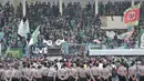 Ribuan suporter Persebaya Surabaya (Bonek) memadati Stadion Tugu, Koja, Jakarta Utara, Selasa (2/8). Mereka meminta PSSI mengembalikan status Persebaya 1927 sebagai klub yang sah dan ikut perhelatan Liga Indonesia.(Liputan6.com/Yoppy Renato)