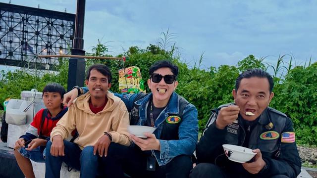 Potret Kesederhanaan Vino G. Bastian Jajan Cuanki (credit: https://www.instagram.com/vinogbastian__/)