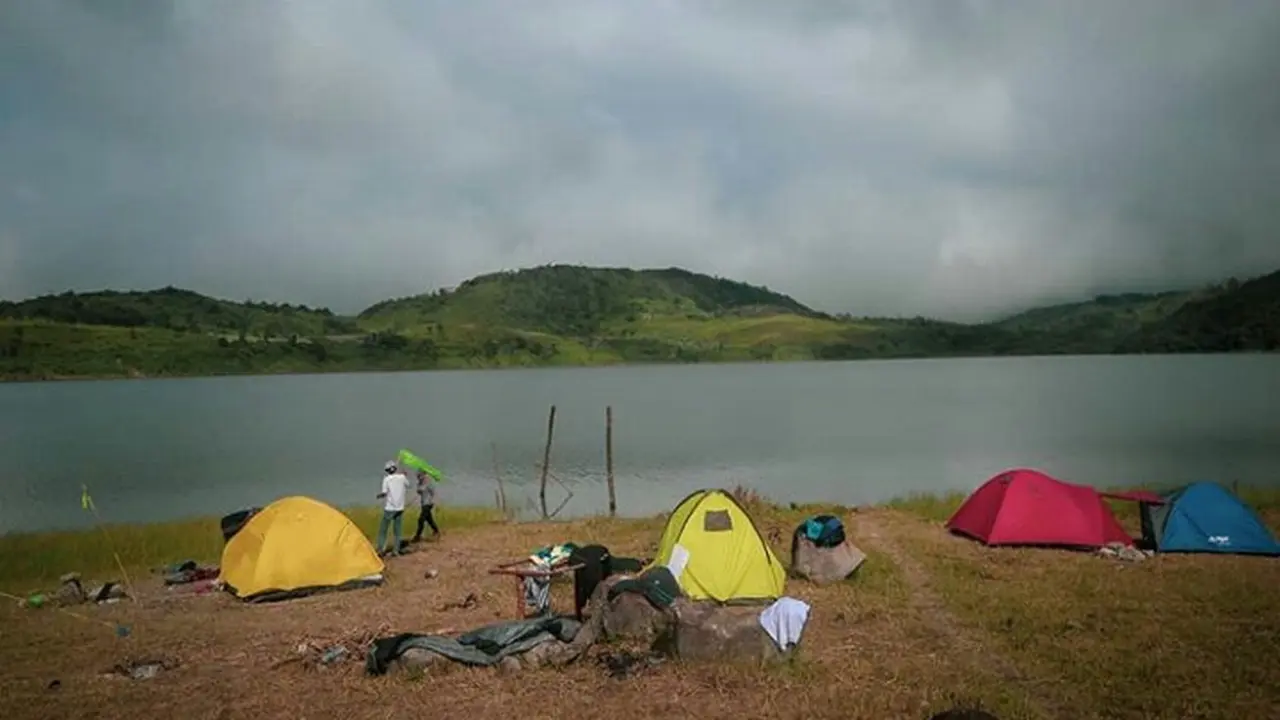 Camping di Danau Talang, Kabupaten Solok.