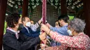 <p>Para jemaah membunyikan lonceng besar setelah kebaktian untuk merayakan ulang tahun Buddha di Kuil Jogye, Seoul, Korea Selatan, Minggu (8/5/2022). (ANTHONY WALLACE/AFP)</p>