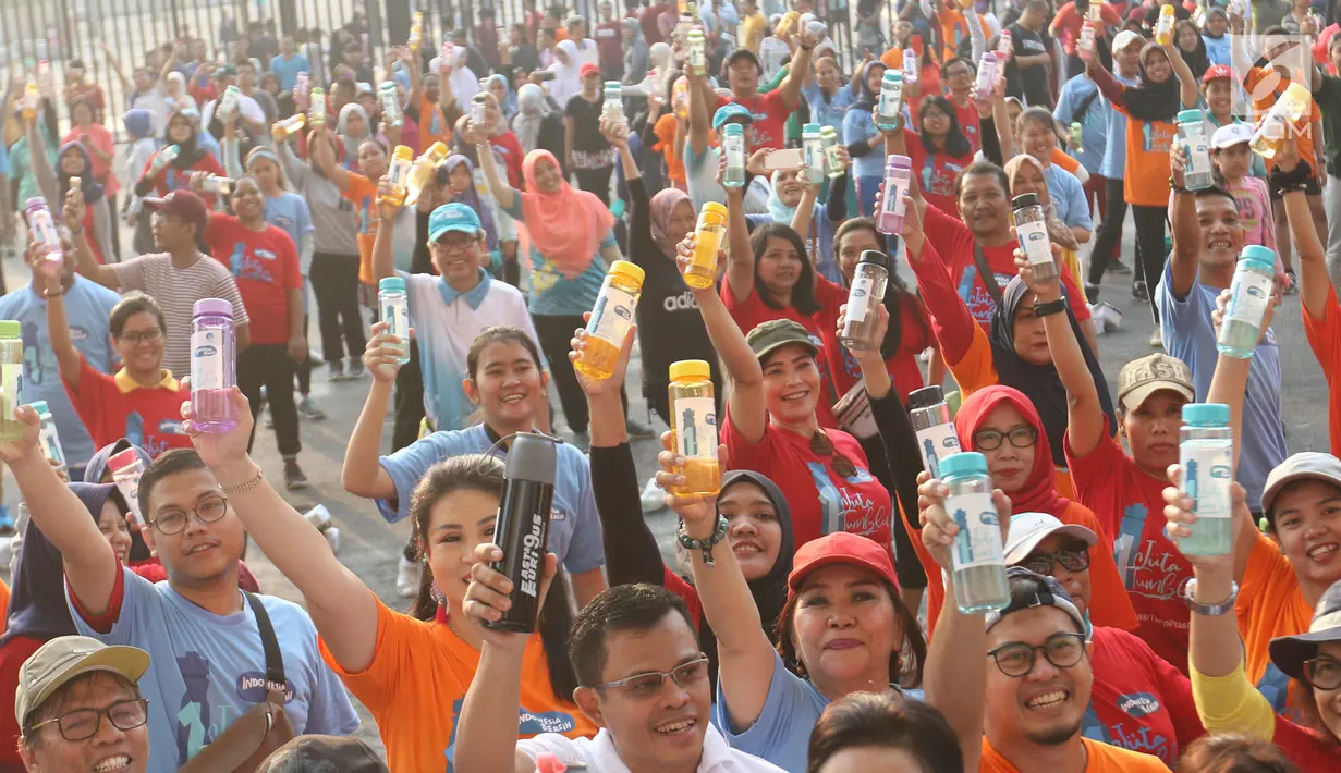 Warga mengangkat tumbler saat mengikuti gerakan 1 juta  tumbler di GBK, Senayan, Jakarta, Minggu (28/7/2019). Gerakan 1 juta  tumbler dicanangkan untuk indonesia tanpa plastik. (Liputan6.com/Angga Yuniar)
