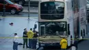 Garis polisi terpasang dekat sebuah bus tingkat di Las Vegas Boulevard, Las Vegas, Sabtu (25/3). Seorang pria yang mengenakan topeng babi tiba-tiba melepaskan tembakan di atas bus tingkat itu dan menewaskan satu orang. (L.E. Baskow/Las Vegas Sun via AP)