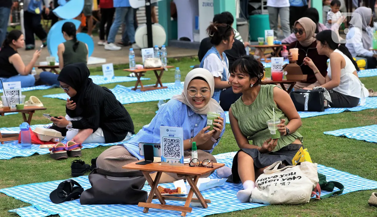Warga menikmati suasana di Taman Lapangan Banteng, Jakarta, Jumat (27/6/2025). (Liputan6.com/Angga Yuniar)