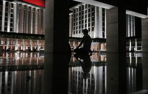 Mereka menghabiskan waktu dengan membaca Alquran, memanjatkan doa, dan melaksanakan sholat malam. (merdeka.com/Nanda F. Ibrahim)