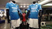 Jersey baru Persib musim 2018. (Bola.com/Muhammad Ginanjar)