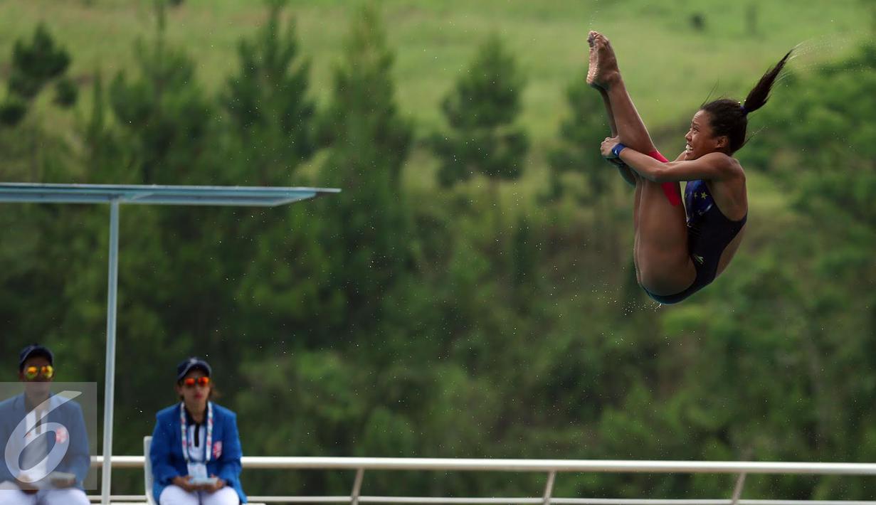 Atlet loncat indah Jawa Tengah, Dewi Setyaningsih saat beraksi pada menara loncatan individu putri PON XIX Jabar di Kolam Renaang UPI, Bandung, Jumat (23/9). Dewi meraih perunggu dengan total poin 221.90 poin. (Liputan6.com/Helmi Fithriansyah)