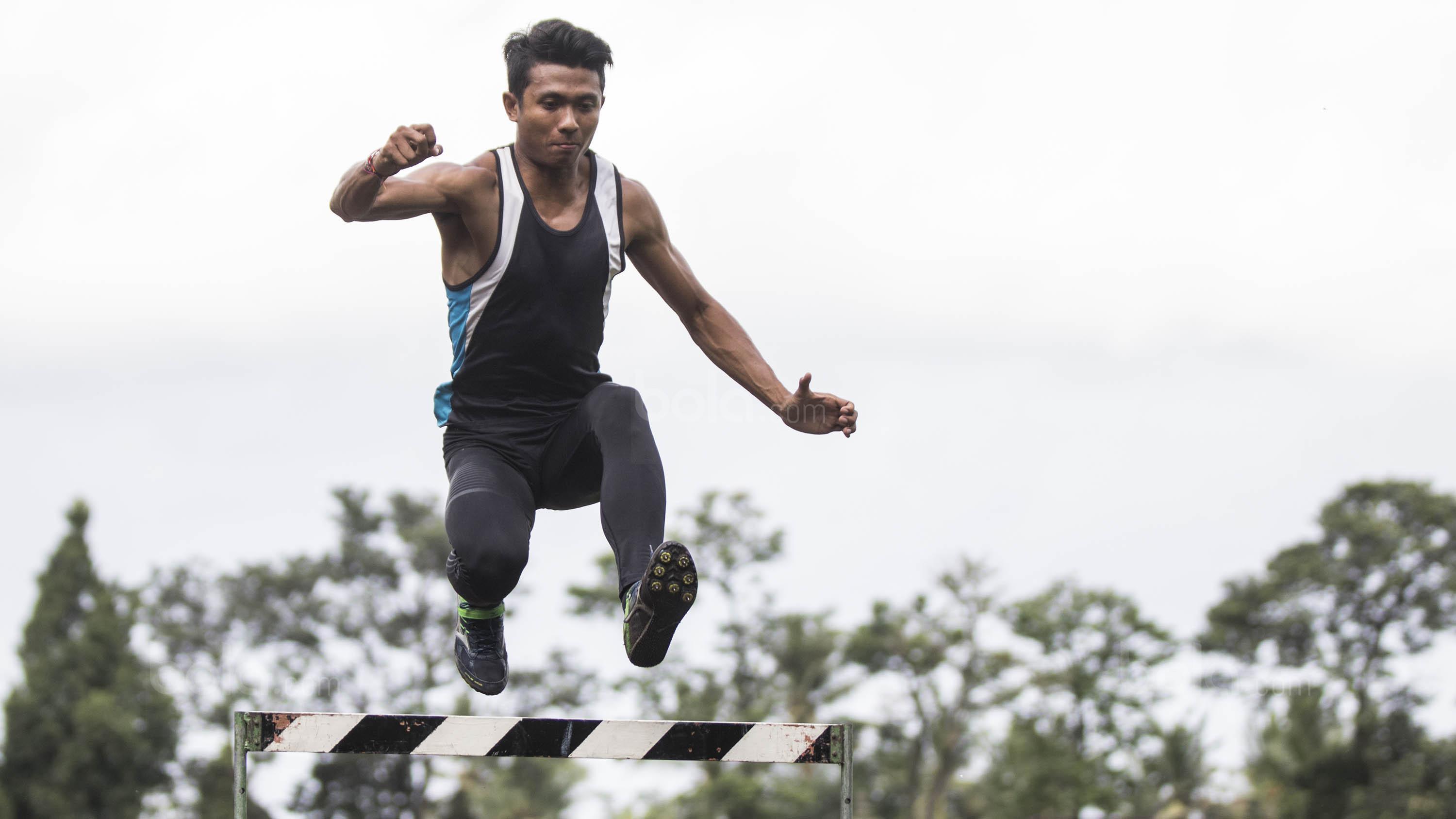 Kekasih Maria Londa, Kadek Sukaryate, sedang berlatih di Badung, Bali, awal Juli 2017. (Bola.com/Vitalis Yogi Trisna)