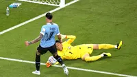 Penjaga gawang Korea Selatan,&nbsp;Kim Seung-gyu (kanan) berhasil menahan bola dari tendangan pemain Timnas Uruguay, Darwin Nunez dalam laga perdana Group H&nbsp;Piala Dunia 2022 yang berlangsung di Education City Stadium, Qatar, Kamis (24/11/2022). (AP Photo/Pavel Golovkin)