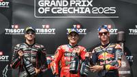 Podium Main Race MotoGP Ceko 2025. Dari kiri ke kanan: Marco Bezzecchi, Marc Marquez, dan Pedro Acosta. (Michal Cizek / AFP)
